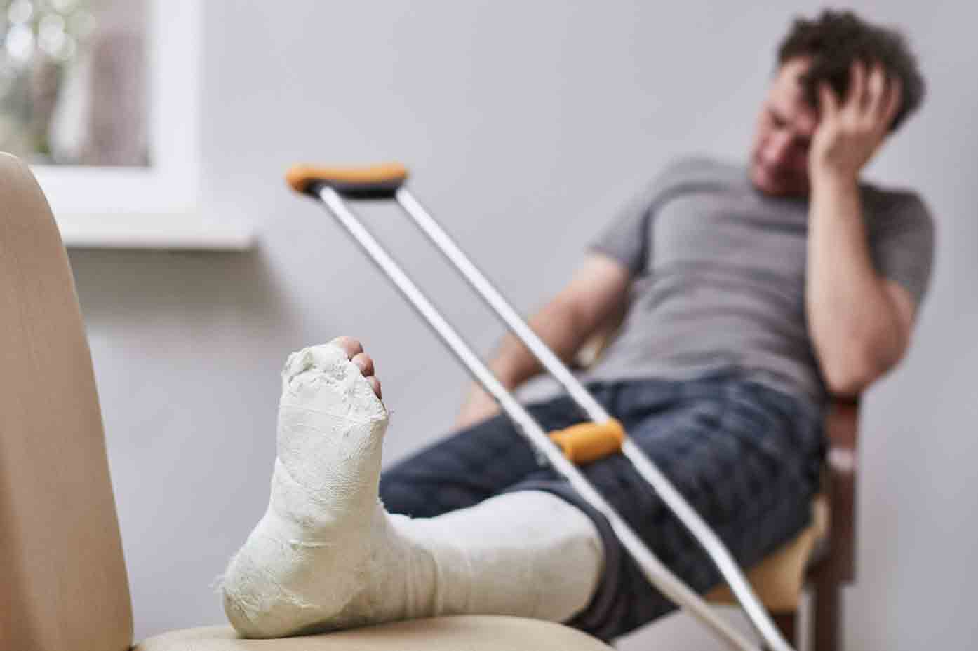 A broken leg перевод. Японка с гипсом на ноге.